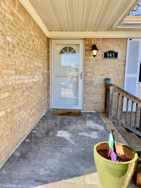 Building Photo - 945 Aspen Dr