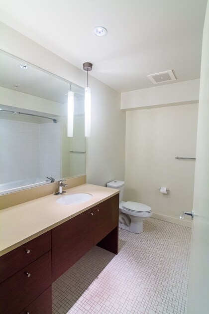 Amplio baño con piso de baldosas, espejo grande y encimera espaciosa. - 3601 SW River Pkwy