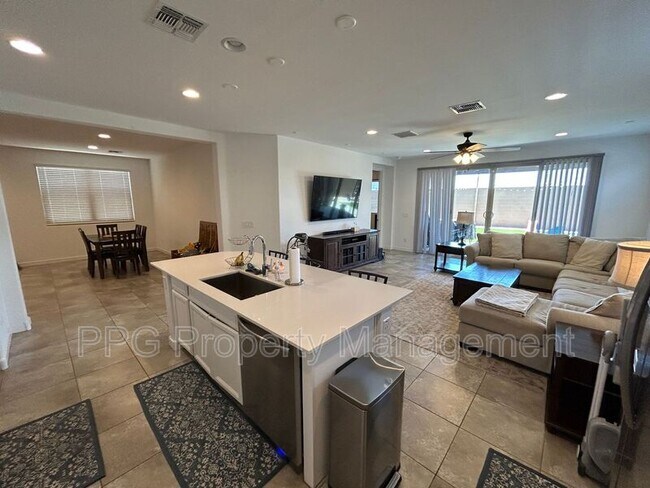 Foto del edificio - 16953 W Royal Palm Rd