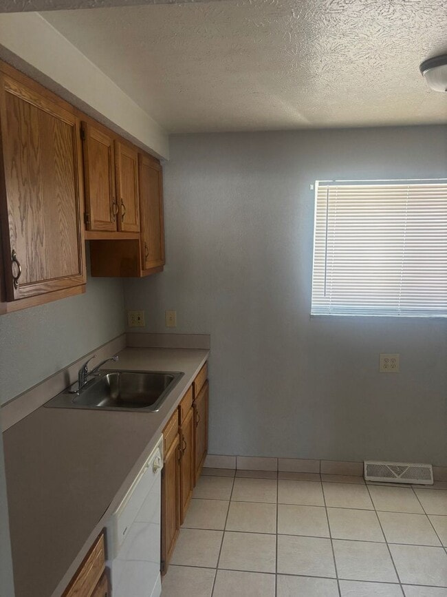 Building Photo - Charming 2-Bedroom Property in Prime Location