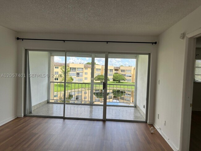 Foto del edificio - 6090 NW 64th Ave