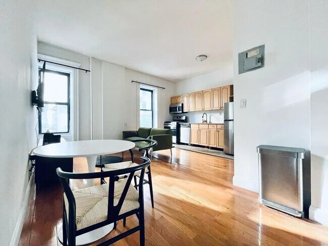 Foto del edificio - Furnished room/NOT APARTMENT