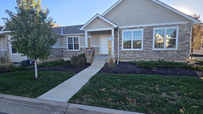 Primary Photo - 4 bed 3 bath 2 car garage all maintenance ...