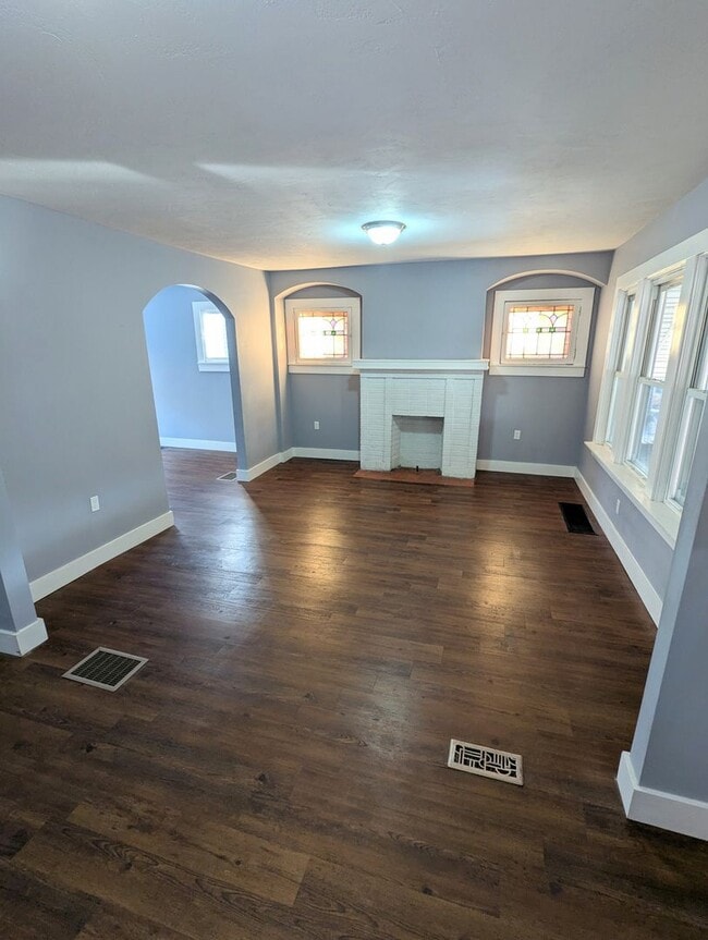 Building Photo - 3 Bedroom 1.5 Bathroom House (Greenfield)