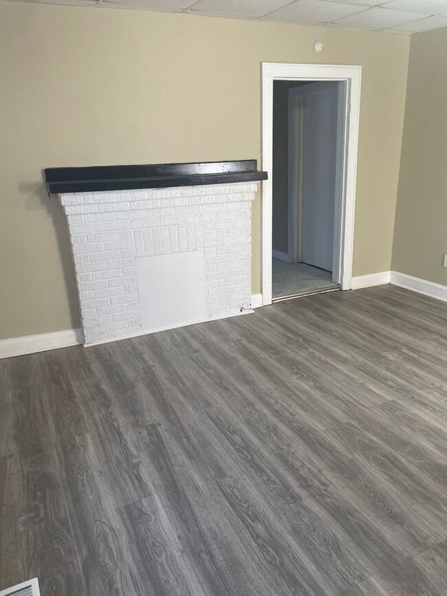 Building Photo - Newly Renovated Three Bedroom Home In Huntington