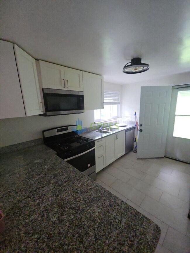 Foto del edificio - 1216 Universal Rd
