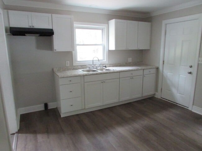 Building Photo - Updated Home