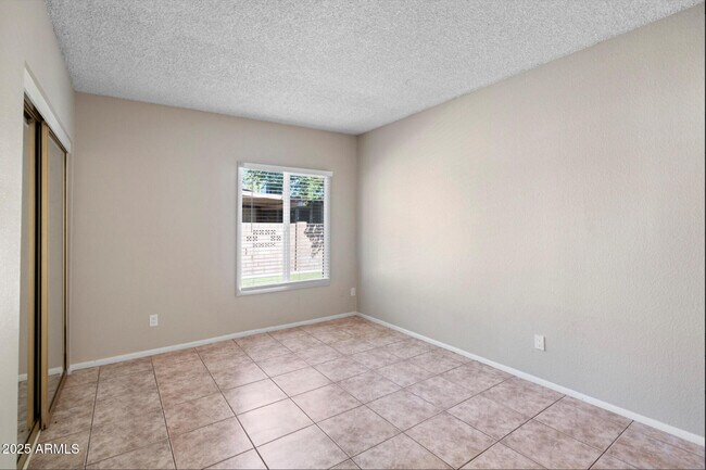 Building Photo - 555 N May