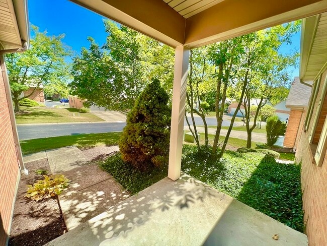 Building Photo - Open layout and lots of square footage in ...