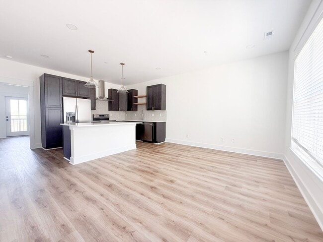 Foto del edificio - Modern 3-Bedroom Townhome at Highbury + Summer Special