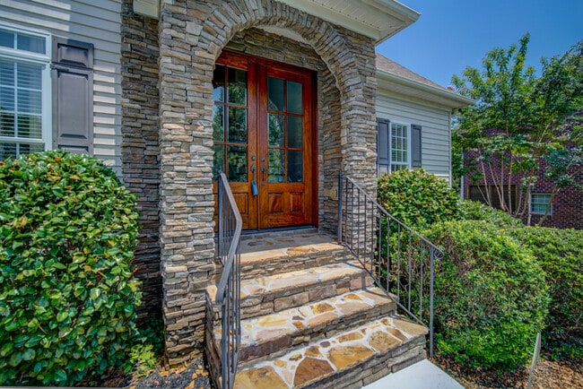 Building Photo - 5 BR, 3 BA Home Quiet Cul de Sac, Convenie...