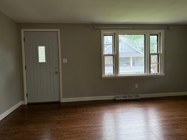 Amplia sala de estar - 818 Wyoming Pl NE