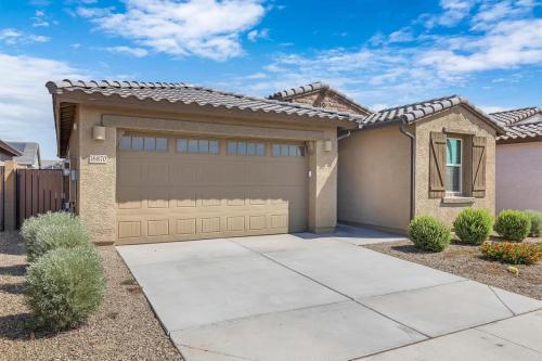 Building Photo - Pleasant 5-Bedroom Home with Fireplace in ...