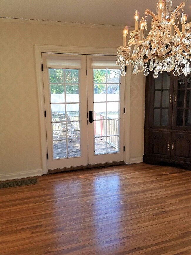 Foto del edificio - 3 bed 2 bath Riverside Home