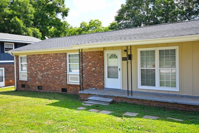Building Photo - New Lower Price! Remodeled 3 bed / 1.5 bath home near downtown Spartanburg