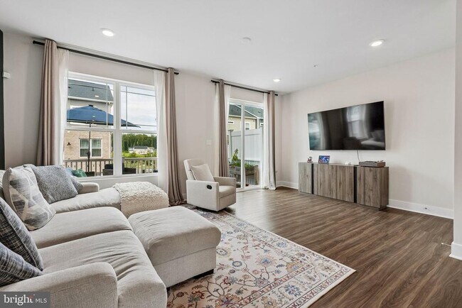 Foto del edificio - 6941 Waterbury Pl