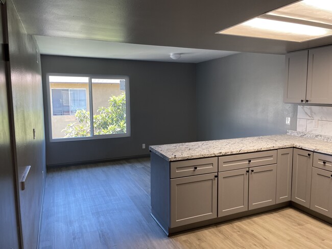 Dining - 1011 W 7th St