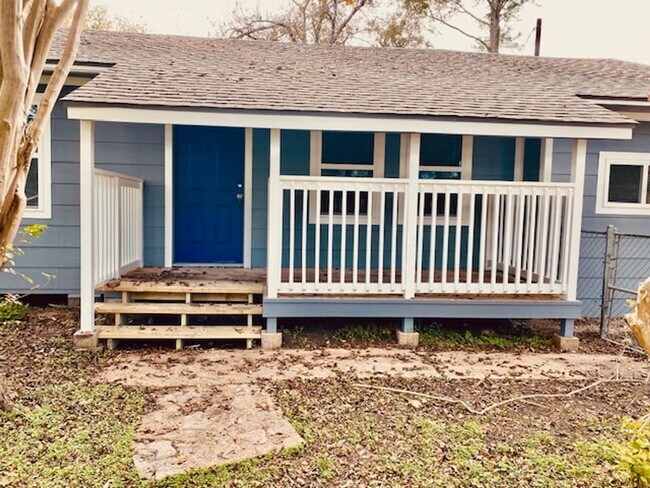 Building Photo - REMODELED 3 BEDROOM 2 BATH HOME IN BAY CIT...