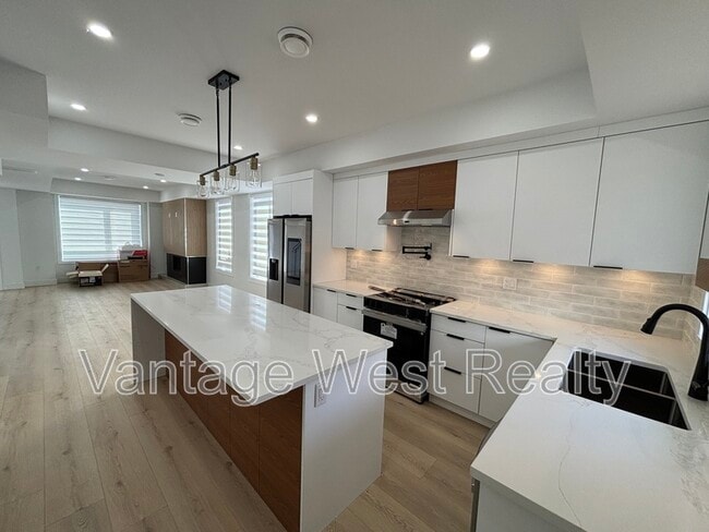 Building Photo - 748 Raymer Ave