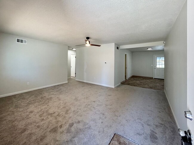 Foto del edificio - Freshly Updated 3 Bedroom Home with Garage, Fenced Yard & Covered Patio!