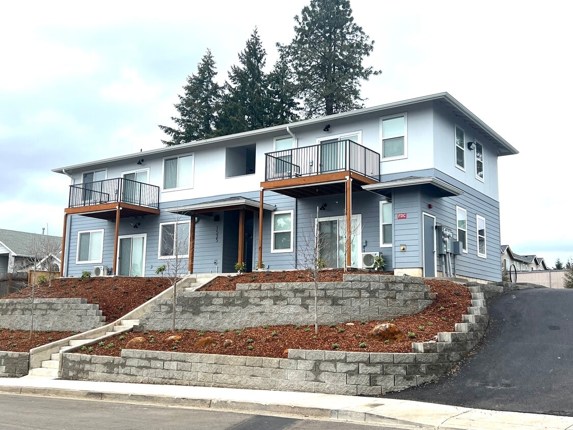 Primary Photo - 1525 Jonmart Ave SE