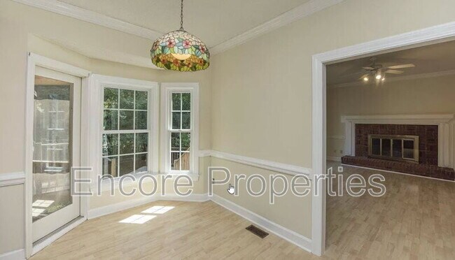Foto del edificio - 111 Whispering Pines Ct