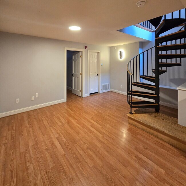 Dining - 1104 Pine St