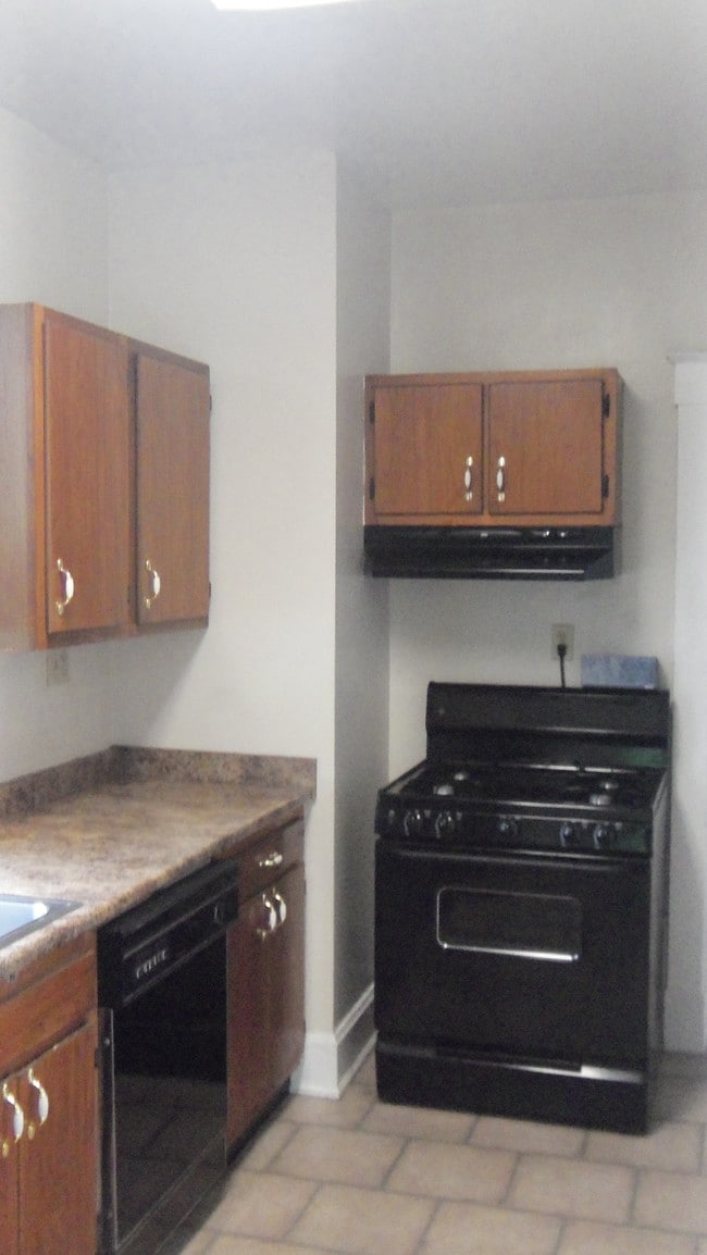 GAS STOVE - 1179 Herschel Ave