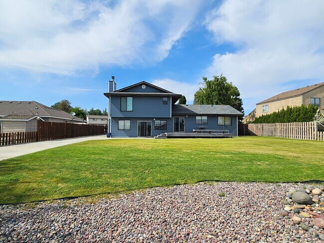 Foto del edificio - Beautiful 4 Bedroom Home on the Lake-First Month FREE!