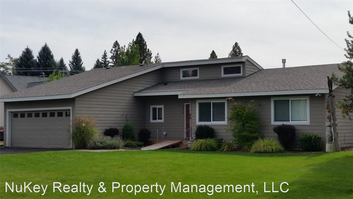 Primary Photo - 4 br, 3 bath House - 323 W. Graves Rd.