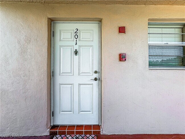 Foto del edificio - 300 Forest Lakes Blvd
