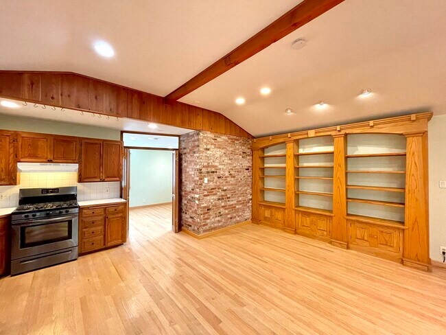 Techo abovedado y suelos de roble. - 3869 McLaughlin Ave