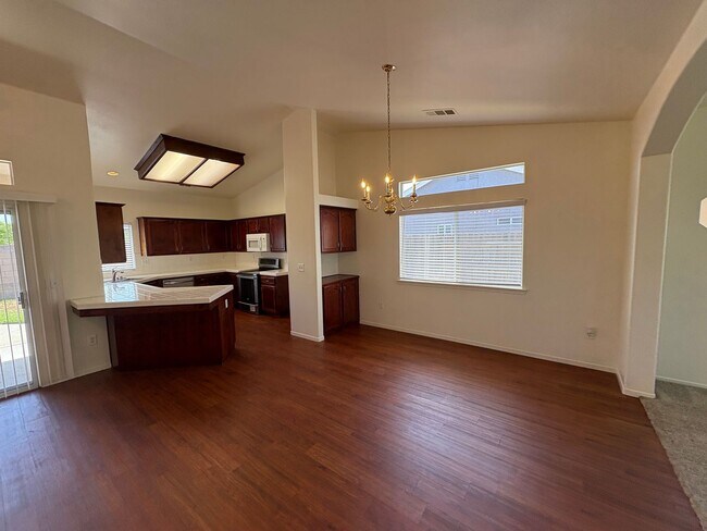 Building Photo - Cozy Lemoore Home Available Now!