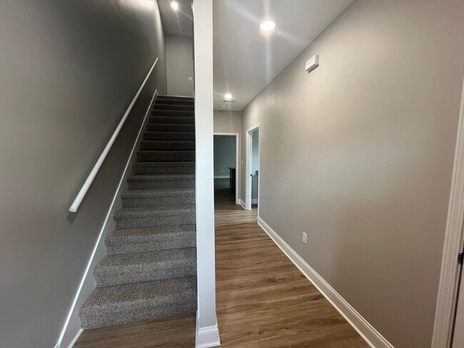 Building Photo - 215/217 N Elm St