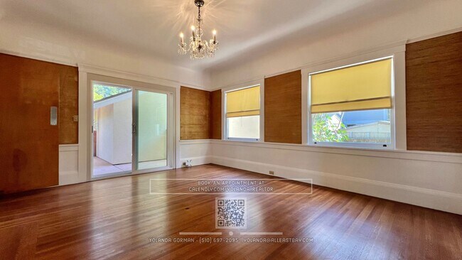 Building Photo - Charming and Spacious 4 bedroom Home in th...