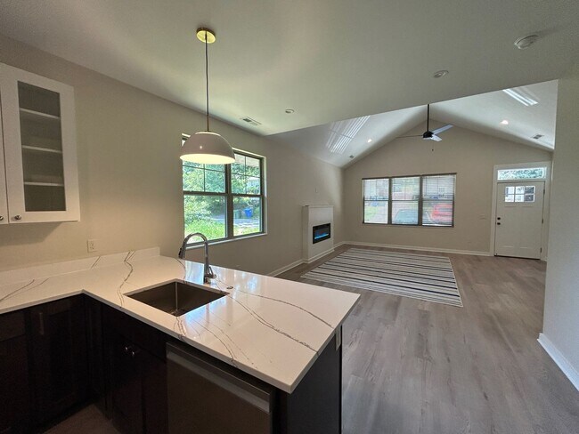 Foto del edificio - West AVL - 2023 Custom Built Duplex
