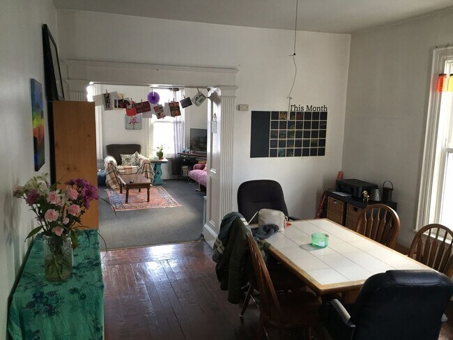 Building Photo - Gigantic 3 bed unit near Davis Square in S...