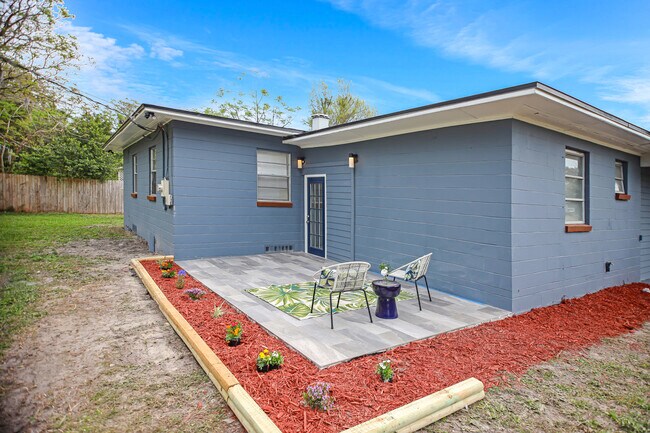 Foto del edificio - 5841 Cherry Laurel Dr