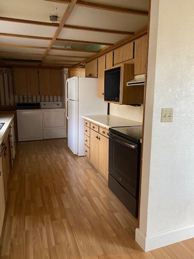 Building Photo - 4 bedroom 2 bath home with workshop