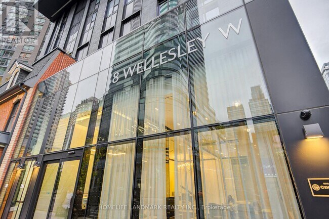 Photo du bâtiment - 8 Wellesley St W