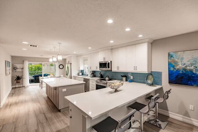 Foto del edificio - Updated 3-bedroom, 2-bath single-family home w/ Heated Saltwater Pool