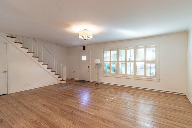 Building Photo - 605 4th St