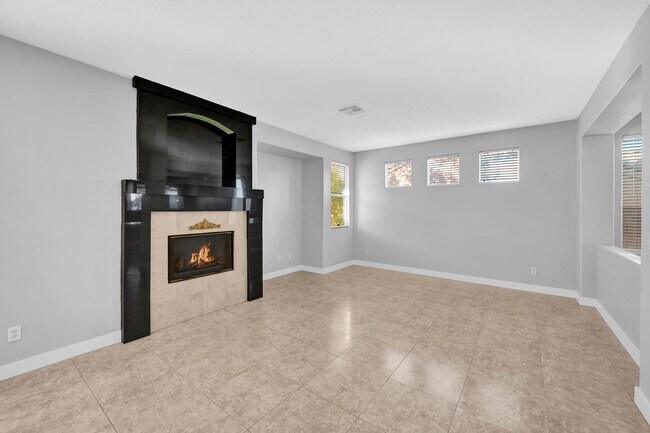Foto del edificio - 5 bedroom home new carpet and paint
