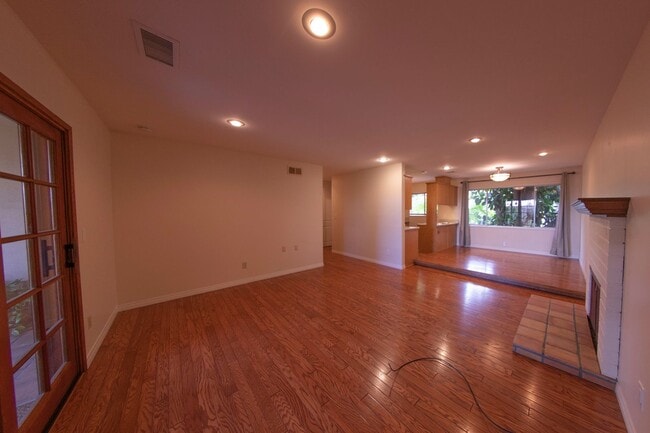 Building Photo - 4BR + Large Loft, 2BA, 2-Story House in Sa...