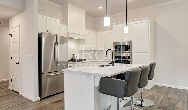 Foto del edificio - 4 Bedroom 2 Bathroom home with all appliances included