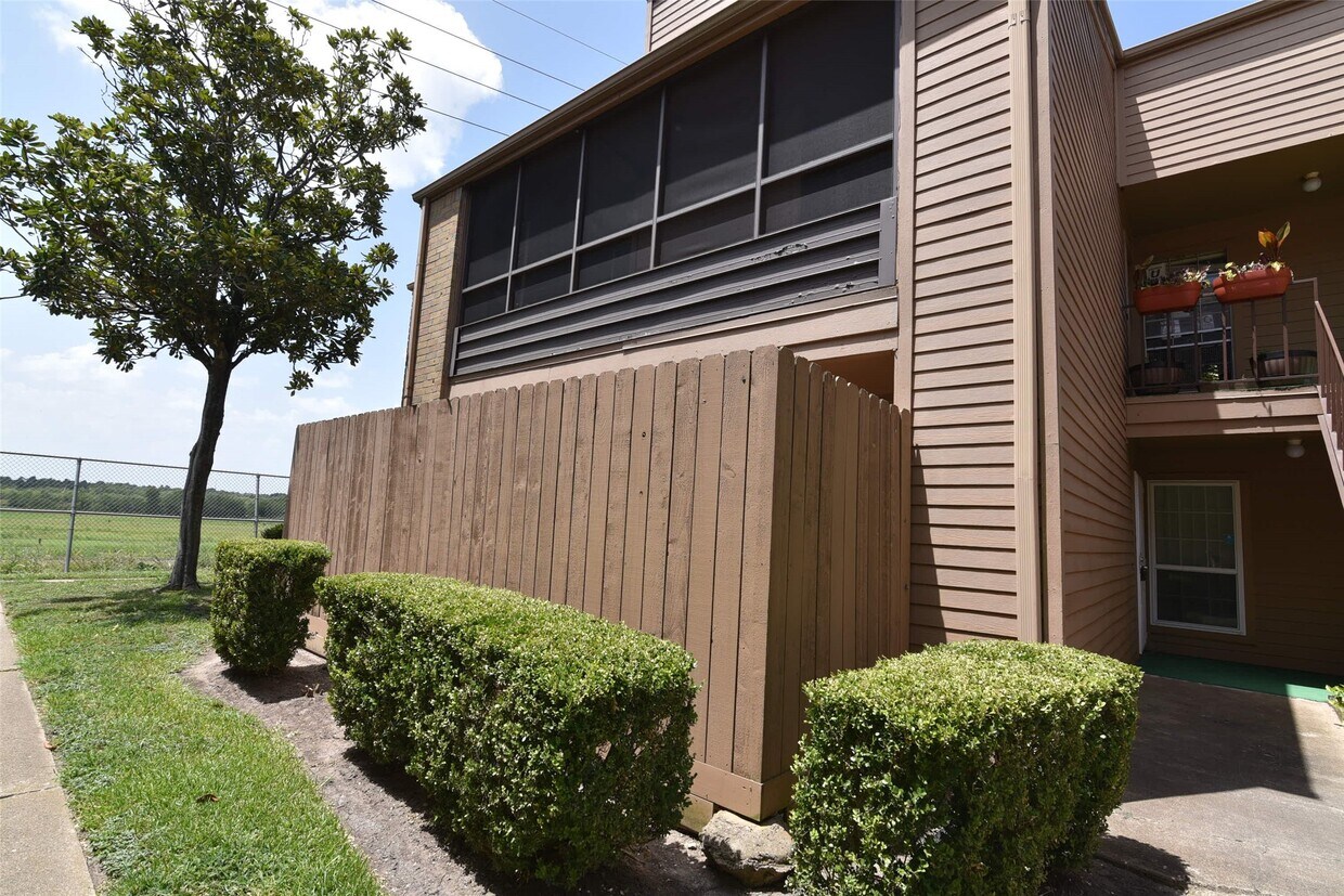 Primary Photo - 10555 Turtlewood Ct