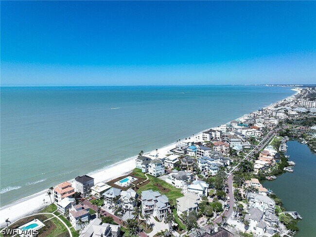 Foto del edificio - 235 Barefoot Beach Blvd