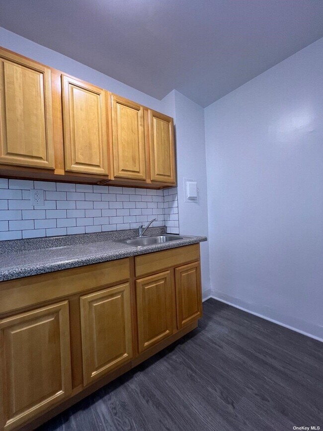 Foto del edificio - 42-16 165th St