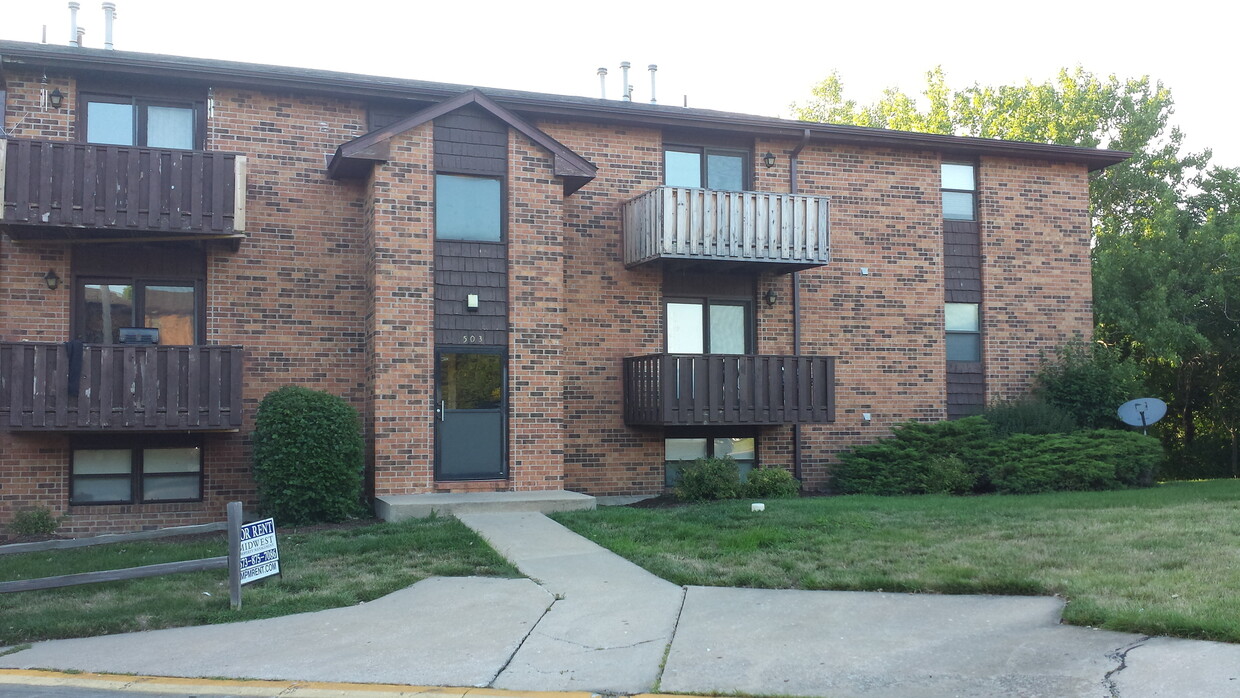 Primary Photo - Smithton Condo, top floor, plank floors, w...