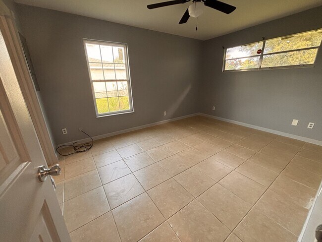 Foto del edificio - 1318 SW Ackard Ave